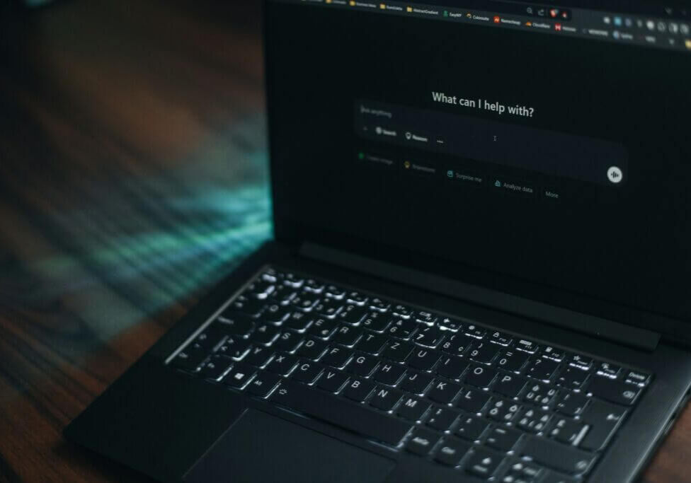 laptop-ai-artifical intelligence-chatgpt-question-prompt