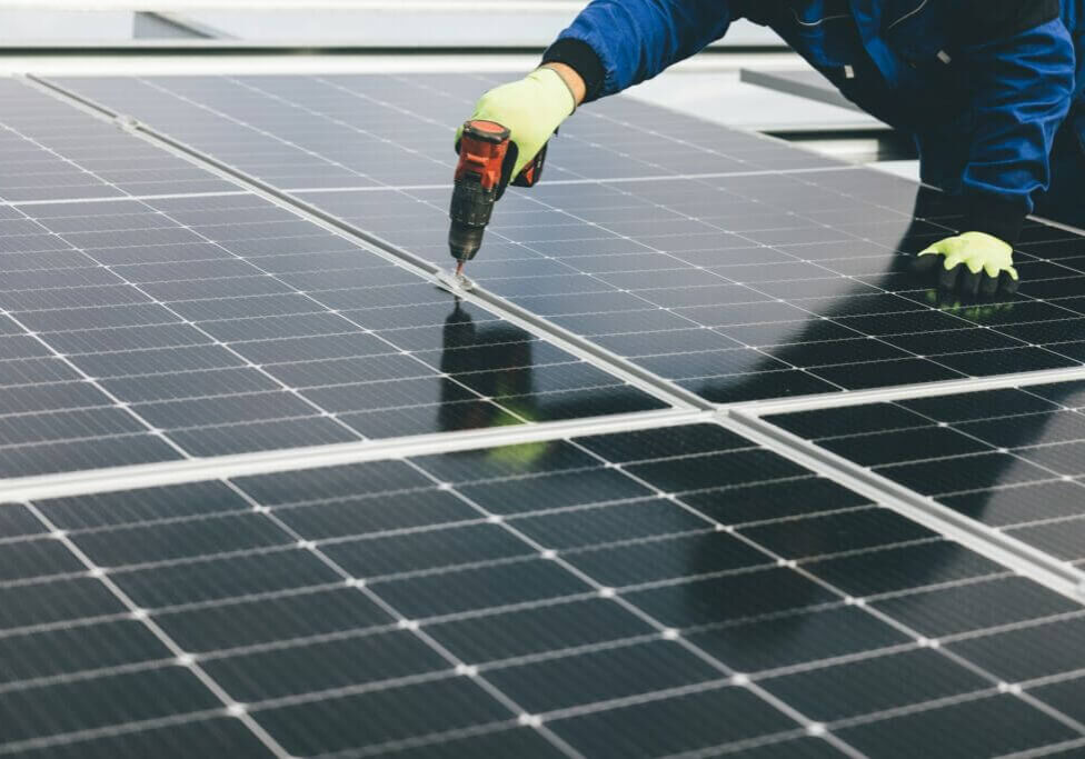 solar-panels-sun-worker-fix-solarpanels solar-panels-sun-worker-fix-solarpanels