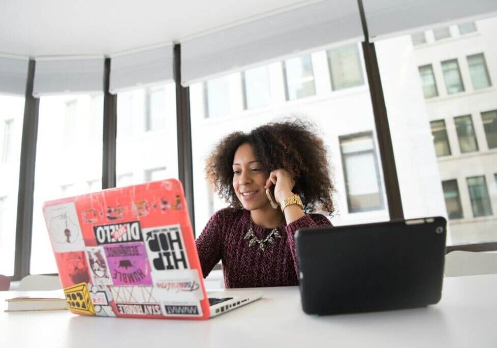 woman-business owner-entrepreneur-laptop-phone call woman-business owner-entrepreneur-laptop-phone call